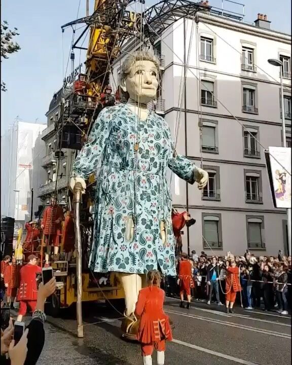 Repost! Wow look at the puppeteers in video one! Swinging from that rope! 😆😆😆  • art_viral "The Giants" are part of a street theater company called Royal de Luxe. They travel around the world bringing their puppets to the streets. All of the performances tell a different story 🙌
Credit: rodrigo.7.7 (Tiktok)  #artlovers✔♥ #puppeteers #streetoarade #thegiants #puppeteer #puppettheatre #biggerthanlife #impressiveart
