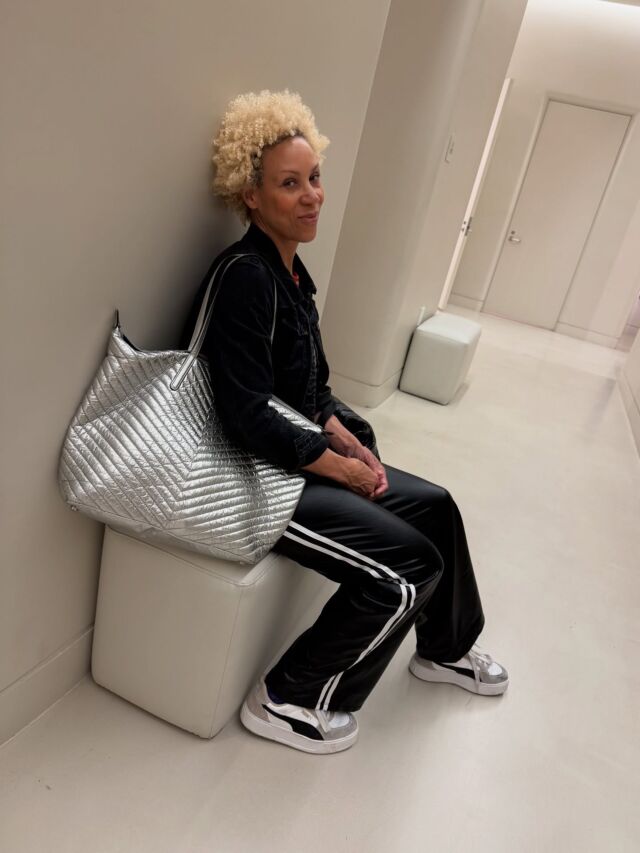 #ootd💗 share while I’m waiting for my friend to come out the dressing room @skims 😆  #sportychic #sportychic #skimsonsunset #dressingroompic