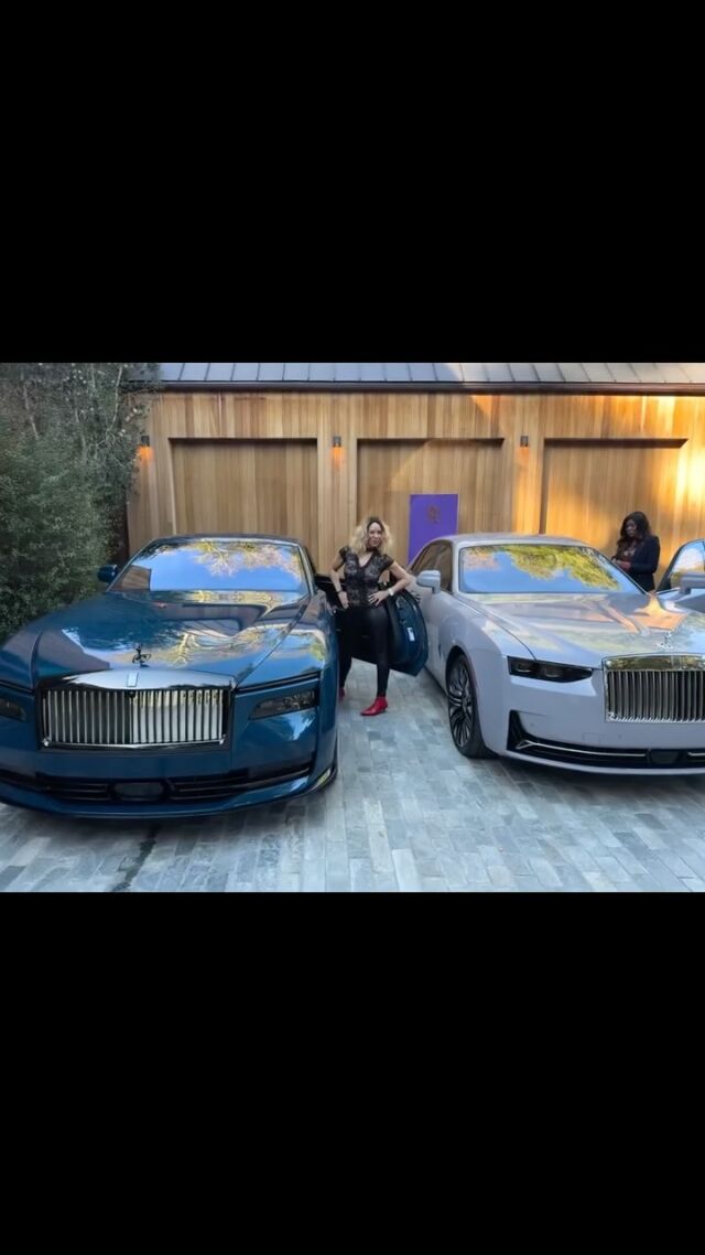 My first time driving a Rolls Royce! Chose the SPECTRE! Extremely amazing feeling! Almost like flying! @rollsroycecars  Thank you @madinah_ali1 for inviting me to test drive it at this wonderful event!  Oh - and my God we were gifted a bottle of the most stunning olive oil!!! @flamingo_estate  @louisxiiicognac 🥃  #alextrebekestate #frymanestate #rollsroycespectre #rollsroyceghost #outwithmybestie #lavieenrosestyle #dresstoslay #flamingoestate #oliveoilgourmet #louisxiiicognac