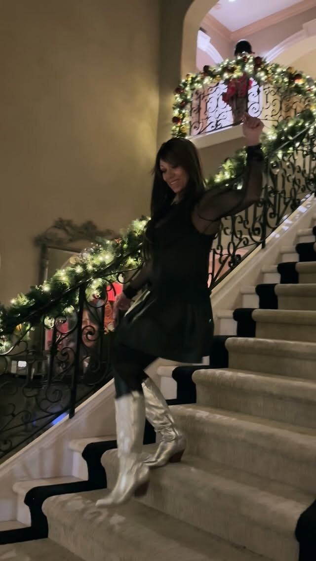 🧑🏼‍🎄❤️  #happyholidays 
#ootn
#staircasefriday